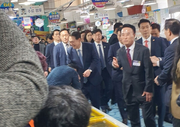 윤석열 대통령이 삼천포용궁수산시장에서 상인들을 격려하고 있다.